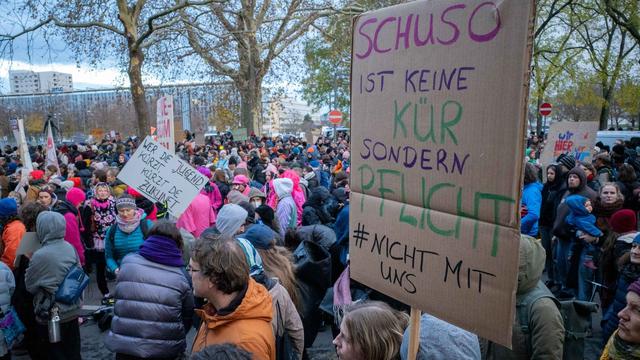 Protest gegen Sozialabbau: Tausende bei Demo gegen Sozialabbau in Dresden