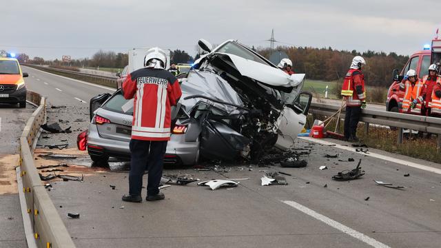 Unfall: Auto fährt auf A4 in Gegenverkehr - eine Person stirbt