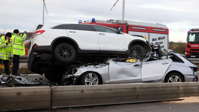 Auto kracht auf anderen Wagen: Ein Toter bei Unfall auf A4 - eine Frau schwer verletzt