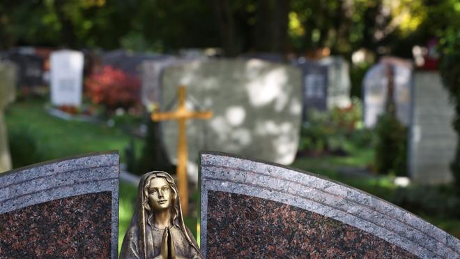 Unfälle: Der 1.50 Meter hohe Gravestein stürzte auf das Bein des Friedhofsgärtners. (symbol image)