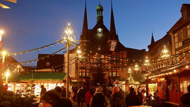 Polizei sucht Zeugen: Stand auf Weihnachtsmarkt in Wernigerode angezündet