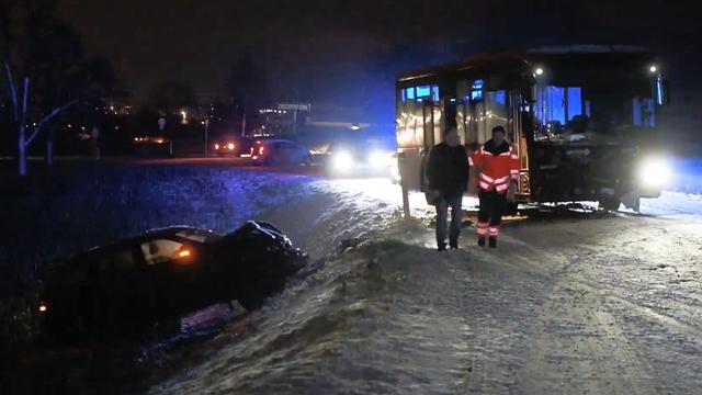 Unfall: Auto stößt mit Linienbus zusammen – zwei Verletzte