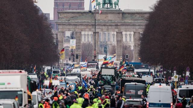 Verkehr: Traktoren sammeln sich für Demo am Brandenburger Tor