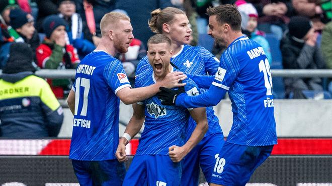 2. Bundesliga: Sieg auch in Hannover: Darmstadt setzt seinen Lauf fort |  DIE ZEIT