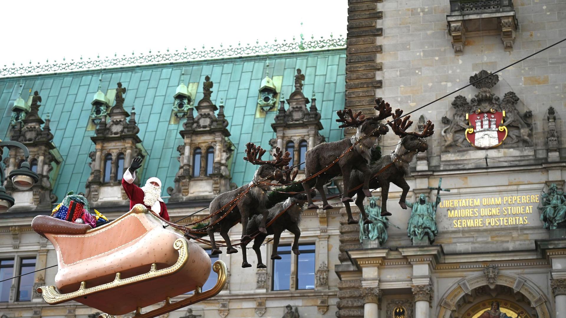 Lichterglanz und Glühwein: Historischer Weihnachtsmarkt am Rathausmarkt eröffnet