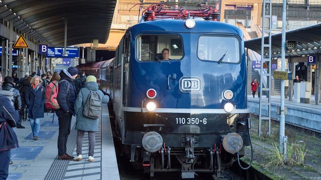 Nostalgiefahrt: Historischer Zug fährt zum Leipziger Weihnachtsmarkt