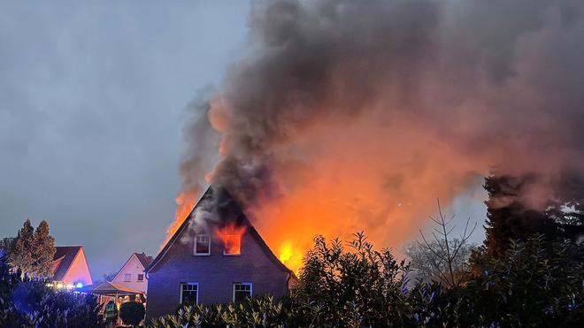 Brände: Mehr als 70 Einsatzkräfte kämpften in Sandhausen gegen die Flammen.