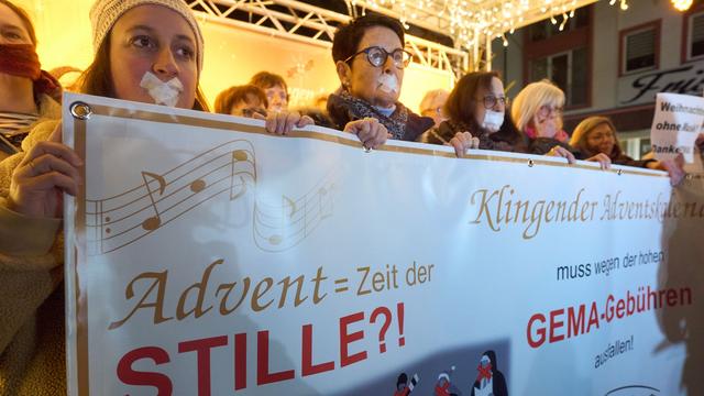 Musik: Stummer Chor als Protest gegen Gebühren auf Weihnachtsmarkt