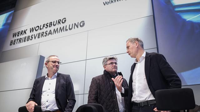 Autokrise: Mitarbeiter protestieren auf VW-Betriebsversammlung