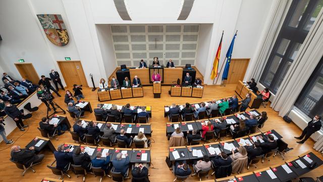 Landtagsplenum: Streit im Saarland um Entschuldung der Kommunen