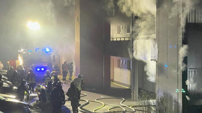 Brände: Aus jeder Öffnung im Keller dringt viel Rauch.