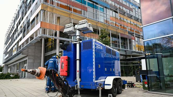 Großeinsatz: Feuerwehr und THW sind damit beschäftigt, die Räume warm zu halten.