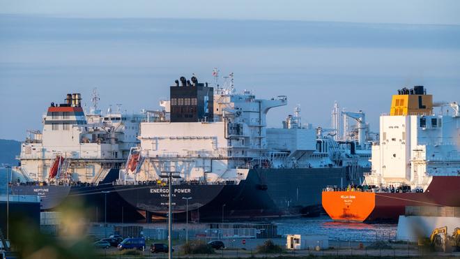 LNG-Betreiber unter Druck: Bis Weihnachten wollen die Behörden in Mecklenburg-Vorpommern über den Weiterbetrieb des LNG-Terminals auf Rügen ab Januar entscheiden. Bisher liegen ihnen nicht alle nötigen Unterlagen vor. (Archivbild)