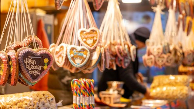 Buntes: Ziel Weihnachtsmarkt - Bus steckt auf Feldweg fest