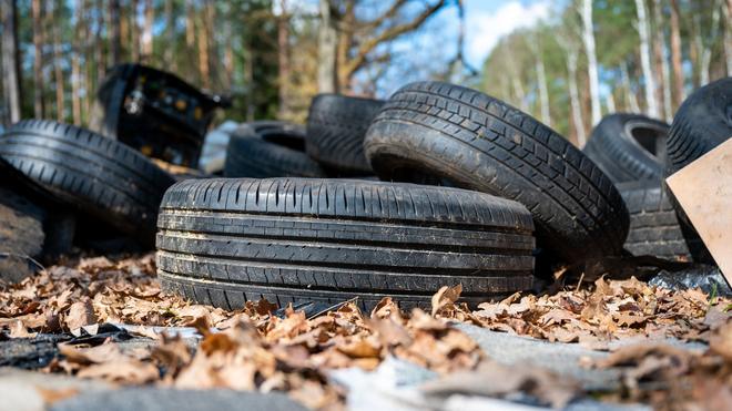 Bad Saulgau: Unknown people disposed of illegal tires in a forest near Bad Saulgau (symbolic image)