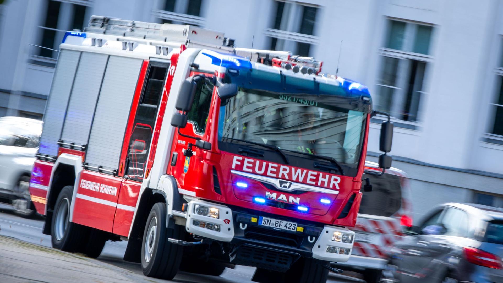 Landkreis Rostock: Garage mit Autos gerät in Brand – sechsstelliger Schaden