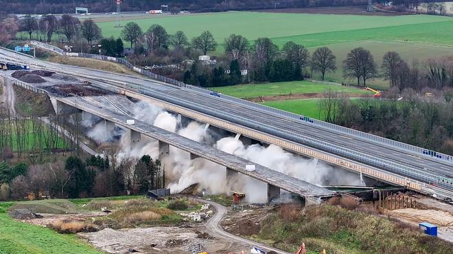 Brückenneubau: Teile der Liedbachtalbrücke stürzten bei der Sprengung ein.