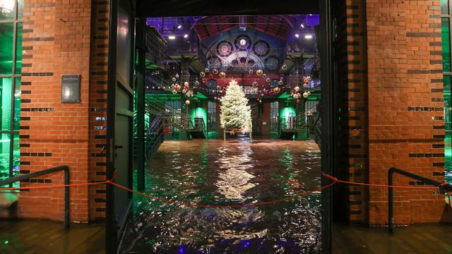 Erste Wintersturmflut in Elbe: Sturmflut in Hamburg - Elbe schwappt über den Fischmarkt