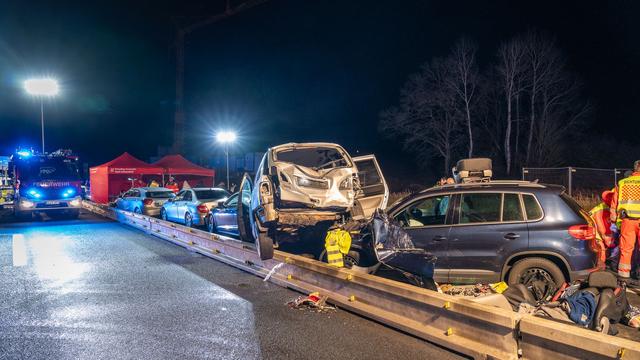 Verkehr: Zwei Schwerverletzte bei Auffahrunfall mehrerer Autos