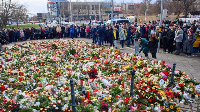 Todesfahrt auf Weihnachtsmarkt: Hunderte bei Mahnwache in Magdeburg
