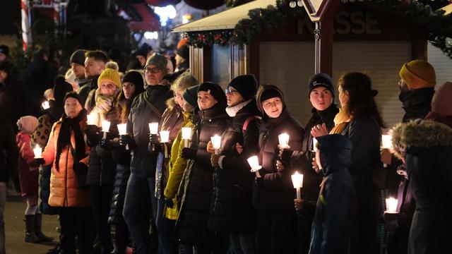 Todesfahrt auf Weihnachtsmarkt: Tausende bei Menschenkette gegen rechte Vereinnahmung