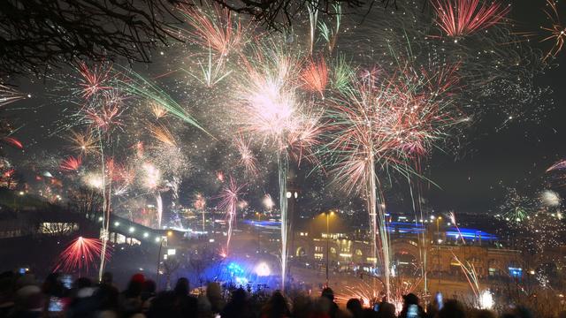 Silvester: Tausende Feiernde läuten in Hamburg neues Jahr ein