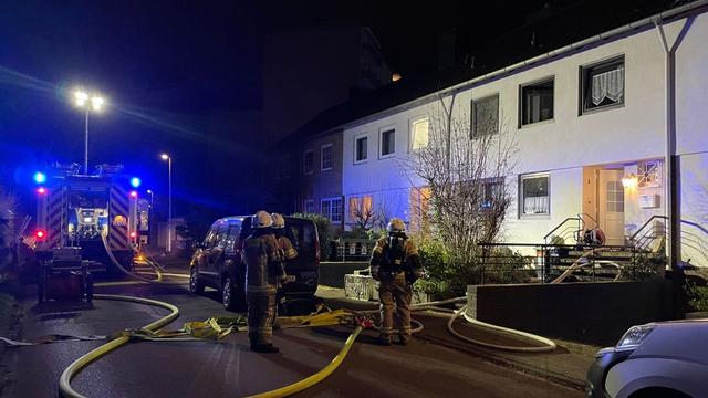 Einsatz am Neujahrstag: Zwei Menschen aus brennendem Reihenhaus gerettet