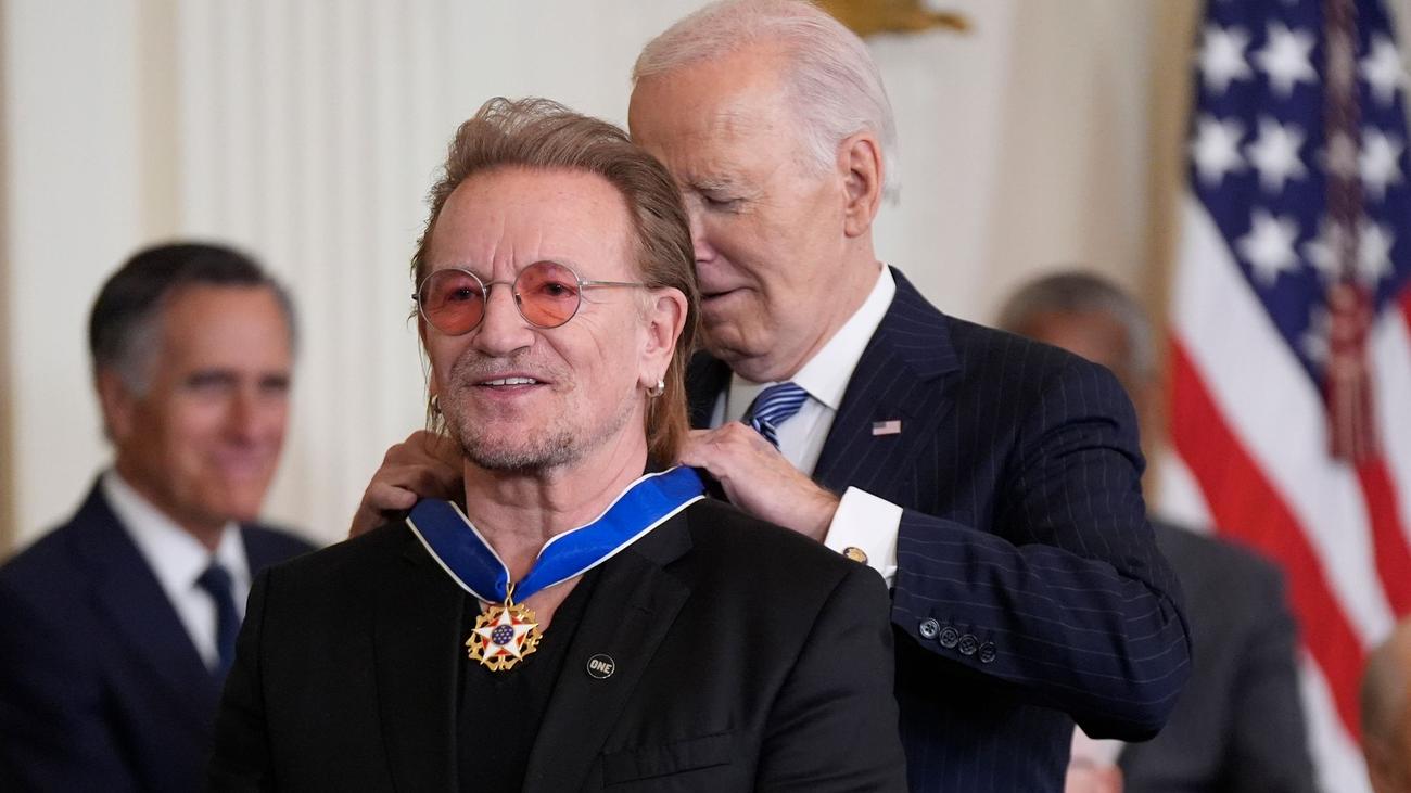 Auszeichnungen: Von Bono bis Messi: Biden ehrt Promis mit Freiheitsmedaille