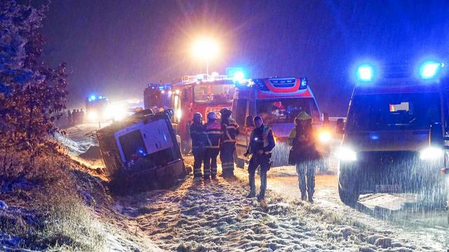 Unfall bei Coswig: Kleintransporter überschlägt sich auf A9