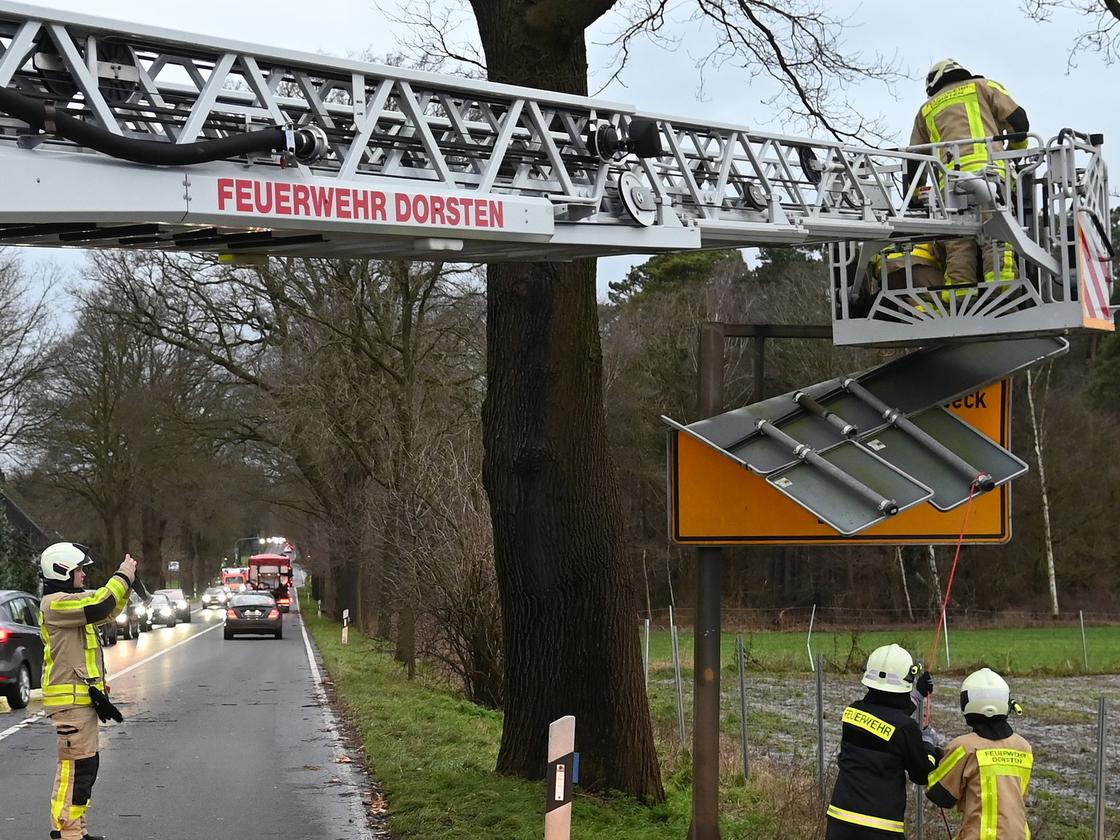 Unwetter in NRW: Sturm fegt über NRW – Zugstrecken gesperrt | DIE ZEIT