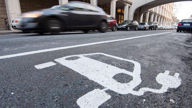 Neuzulassungen: E-Automarkt 2024: Die großen Verlierer heißen Tesla und Opel