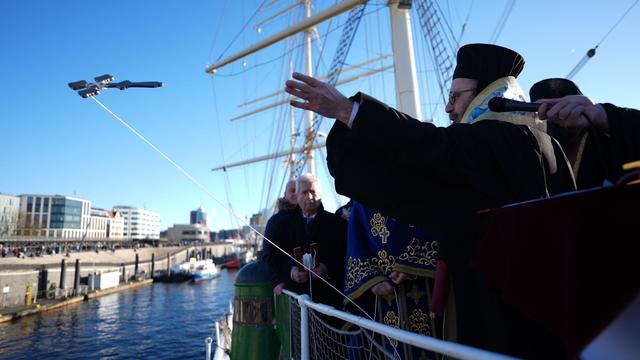 Wasserweihe: Bischof der orthodoxen Christen segnet die Elbe
