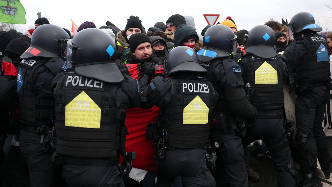 Demonstrationen: Scharfe Kritik an Polizeieinsatz bei AfD-Parteitag in  Riesa | DIE ZEIT