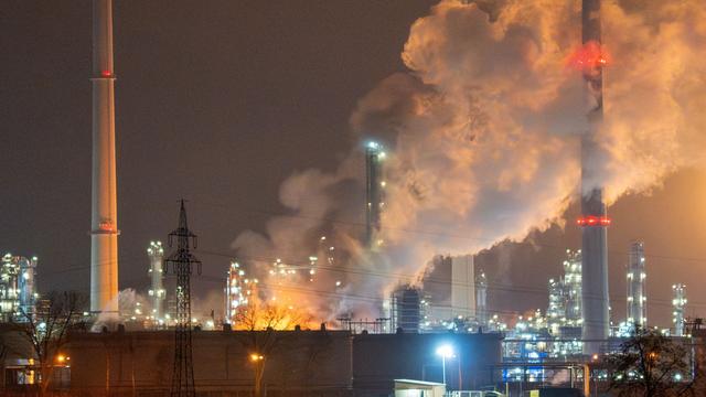 Großeinsatz in Niederbayern: Vier Verletzte nach Explosion und Brand in Erdölraffinerie