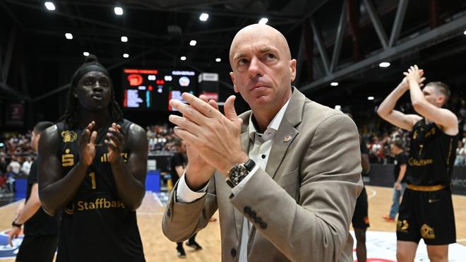 Basketball: Chemnitz um Trainer Rodrigo Pastore feiert den dritten Sieg in Folge in der Bundesliga.