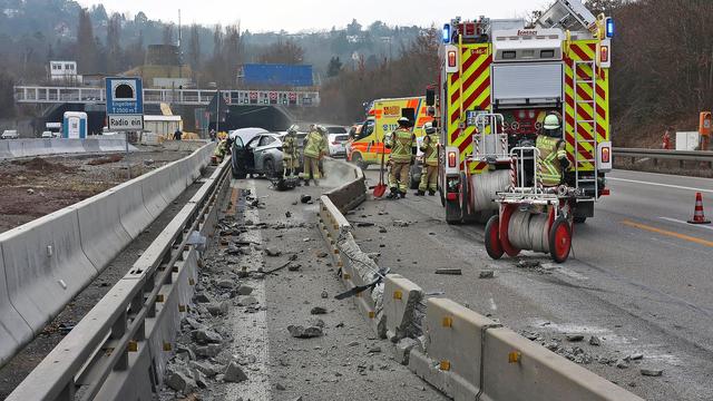 Schwerer Unfall: Auto prallt gegen Leitplanke auf A81: Fahrer schwer verletzt