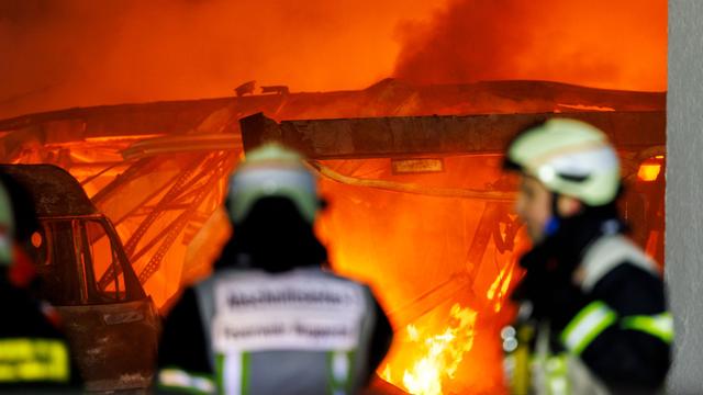 Brand: Großfeuer in Wuppertal: Gewerbehalle teilweise eingestürzt