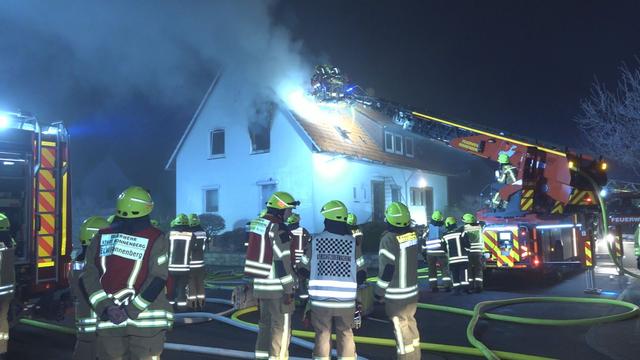 Haus ist unbewohnbar: Brand in Doppelhaushälfte – ein Mann tot