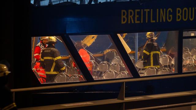Feuerwehreinsatz: Transportschiff stößt auf Elbe gegen Fähre - Elf Verletzte