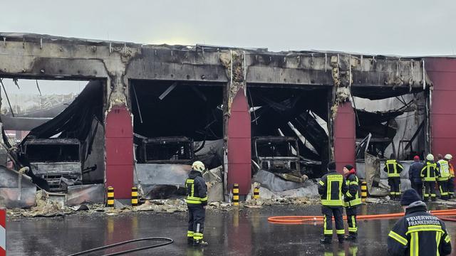 Immenser Sachschaden: Innenminister verspricht Hilfe nach Brand von Feuerwehrhaus