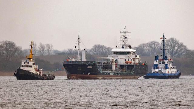 Brand auf der Ostsee: Tankschiff "Annika" nach Brand zur Renovierung in Stralsund