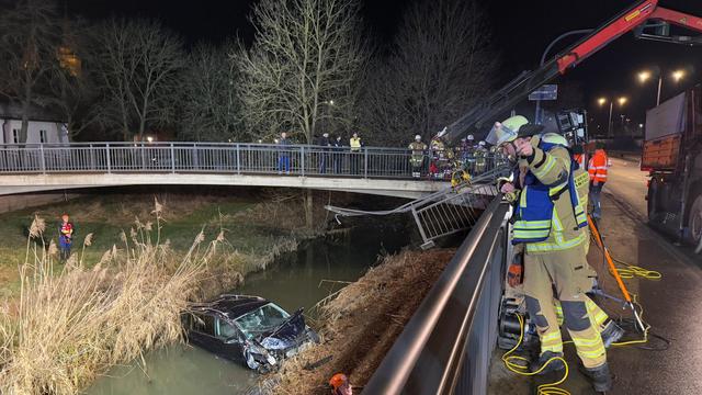 Unfälle: Auto stürzt drei Meter tief in einen Fluss - Fahrer verletzt