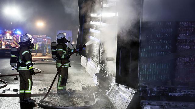 Feuer: Lastwagen-Anhänger mit Energydrinks in Brand geraten