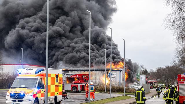 Brand in Gewerbebetrieb: Lagerhalle im Kreis Schleswig-Flensburg brennt