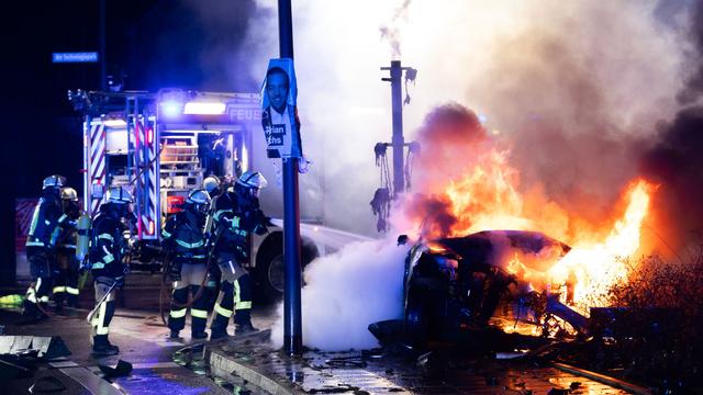 Flucht vor der Polizei: Auto geht nach Verfolgungsfahrt in Flammen auf