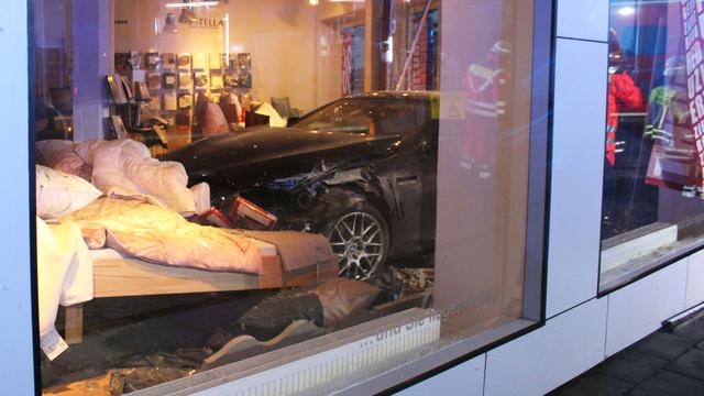 70.000 Euro Schaden: Auto landet bei Unfall im Bettengeschäft