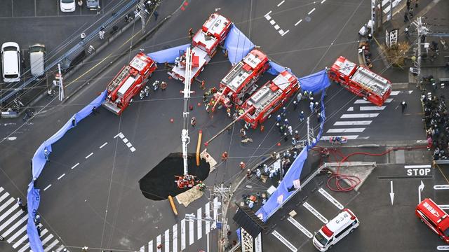 Japan: Erdloch verschluckt Lastwagen auf Kreuzung nahe Tokio