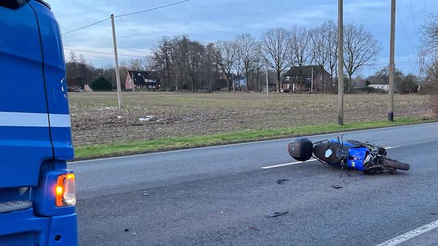 Auf Fahrbahn geschleudert: Rollerfahrer von Lkw und Auto erfasst