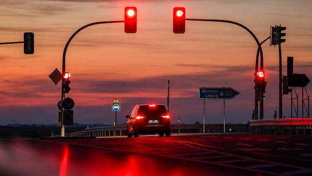 Studie: Wer bleibt bei Rot stehen? ADAC untersucht Verkehrsverstöße