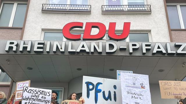Nach Abstimmung im Bundestag: Rund 4.000 Menschen demonstrieren vor CDU-Zentrale in Mainz